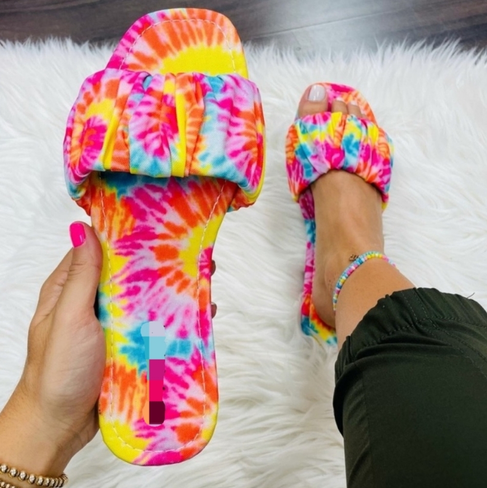 $25 Sale🌼 HP🎉 Fun & Cheerful Tie Dye Sandals, size 7.5 (read below)